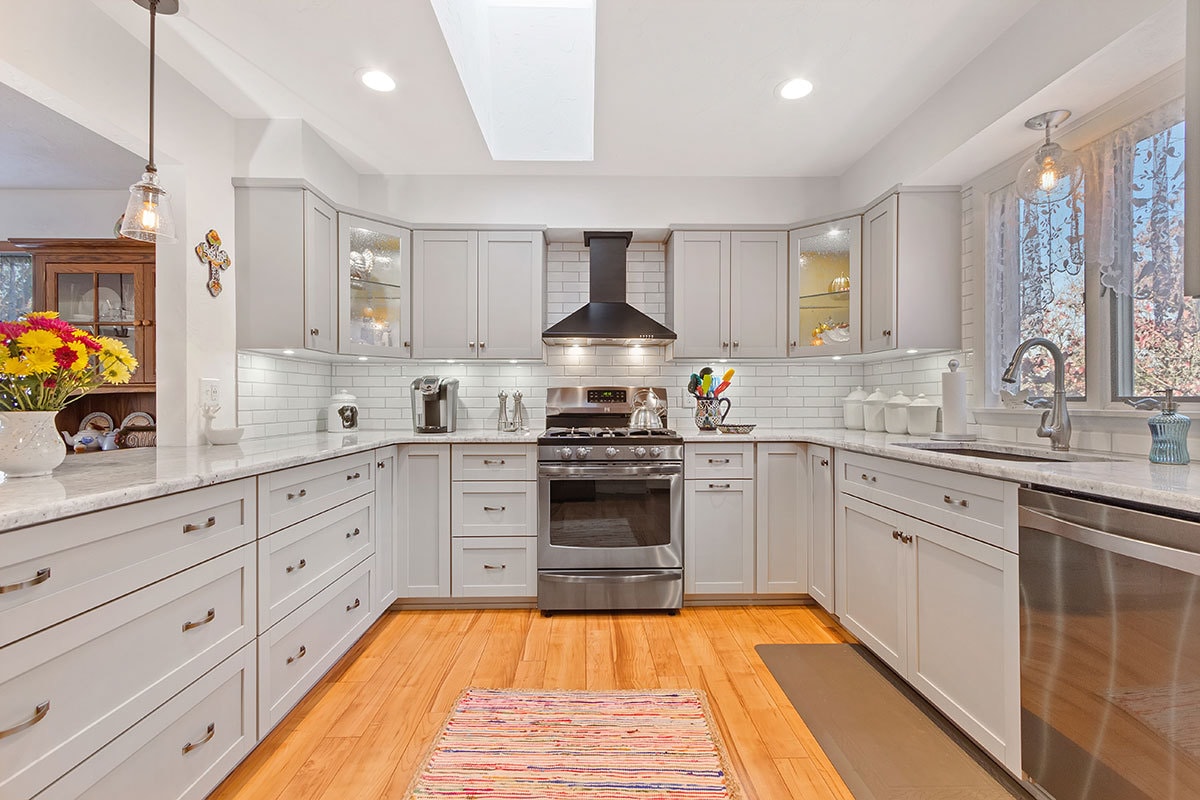 This Bright Gettysburg Kitchen Features Modern Steel Appliances While Embracing A Contemporary Design The Clas Neutral Kitchen Grey Marble Countertops Kitchen