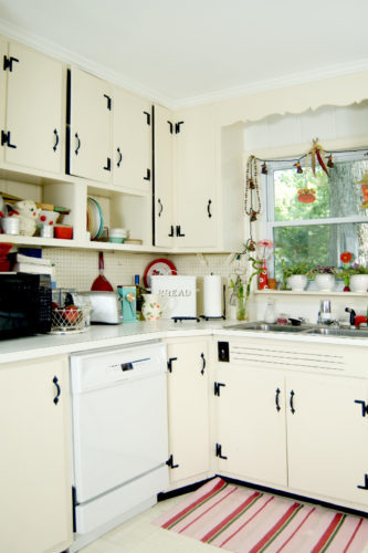 Cream vintage kitchen with exposed black hinges and handles